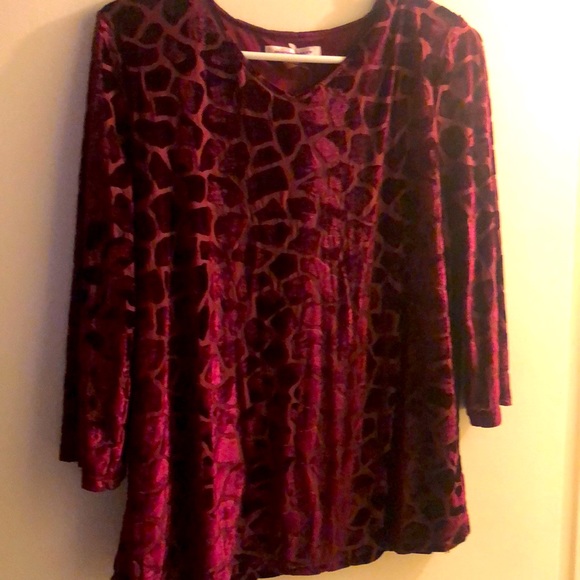 Velvet maroon top size medium! Perfect for fall🍁❤️ - Picture 1 of 3